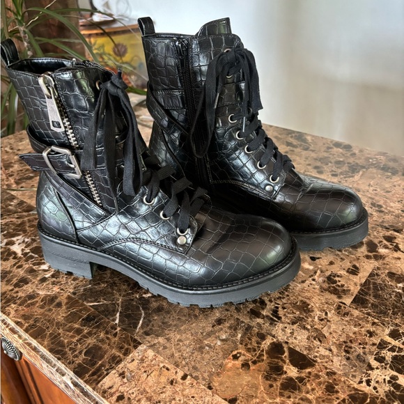 Cool black Croco combat boots - Picture 2 of 5